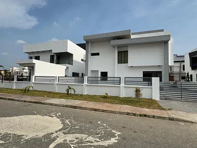Spacious Luxury 5 Bedroom Fully Detached Duplex with Swimming Pool