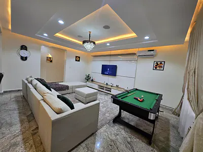 Luxury 3 Bedroom Apartment with Balconies/Snooker Board