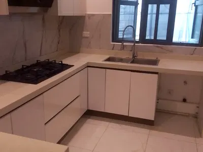 Sharp Room and Parlour with Fitted Kitchen