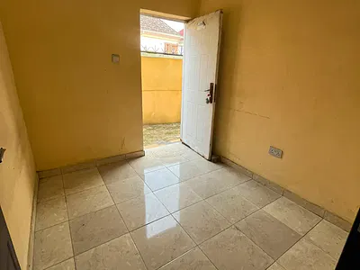 Spacious Boyz Quarter in a Shared Apartment