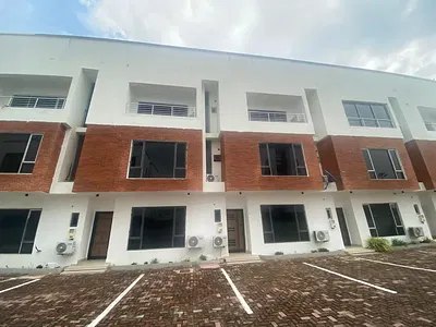 Luxury 4 Bedroom Terraced Duplex with a BQ
