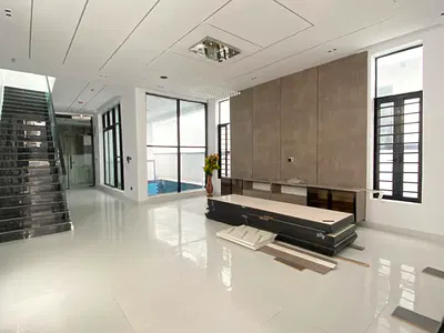 5 Bedroom Fully Detatched Duplex