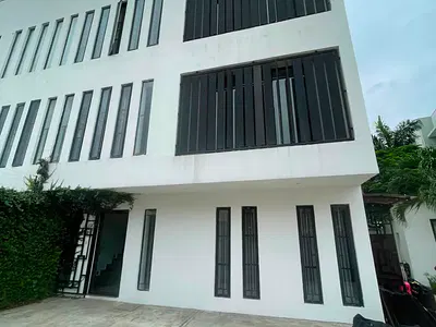 2 Bedroom Maisonette All Rooms Ensuite with a Visitor's Toilet