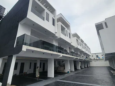 Luxury 3 Bedroom Terraced Duplex with BQ