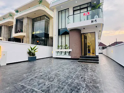 Brand New Contemporary 5-Bedroom Detached Home