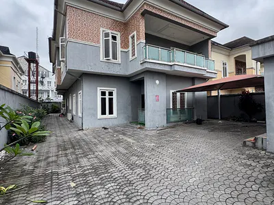 Well Maintained 5 Bedroom Detached Duplex