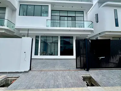 Five Bedroom Duplex with Swimming Pool, BQ