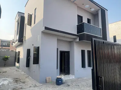 Well Built 5 Bedrooms Fully Detached Duplex with Underground Basement