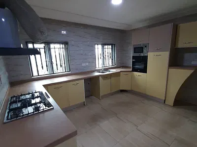 Serviced 4 Bedroom En-Suite Townhouse with an Enclosed Fitted Kitchen