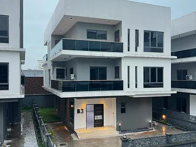 Luxury 6 Bedroom Detached Duplex with 2 Rooms BQ, Pool, Gym