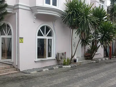 Detached Duplex with Open Plan Space (Office Use)