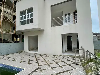 Stunning 2 Bedroom Serviced Apartment Available