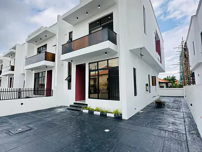 Enormous 4 Bedroom Duplex with a BQ and a Pool
