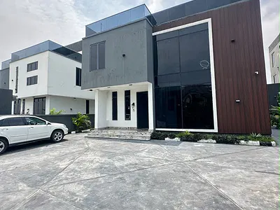 Outstanding Spacious Luxury 5 Bedroom Fully Detached Duplex