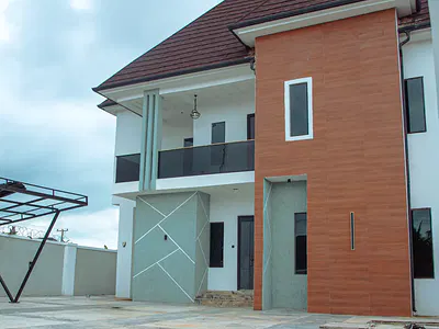 Elegant 6-Bedroom Detached Duplex in a Prime Residential Neighborhood