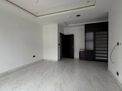 *spacious 4bedroom Maisonette