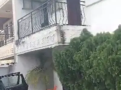 6 Bedroom House in a Commercial Neighborhood