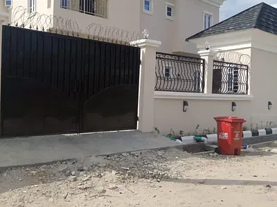 3 Bedrooms Apartment Very Sharp, Interlocking to the House