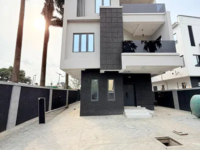 Nicely Built 4 Bedroom Fully Detached Duplex with a Room BQ