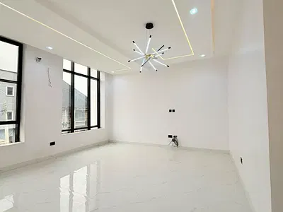 Beautifully Built 5 Bedroom Fully Detached Duplex
