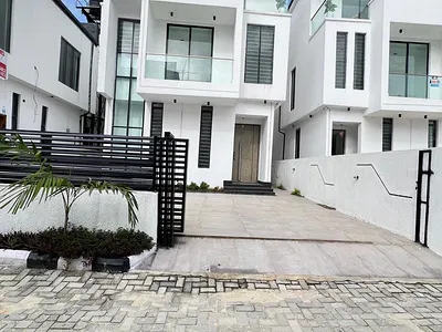 Stunningly Finished Luxury 5 Bedroom Fully Detached Duplex