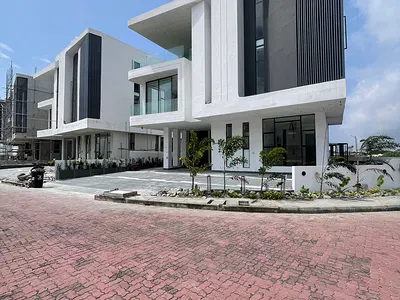 Contemporary 6 Bedroom Fully Detached Duplex