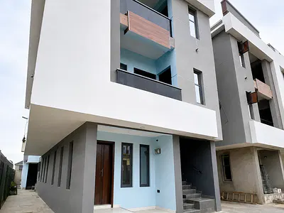 Newly Built Contemporary 2-Bedroom Flats Upstairs