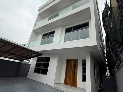 Stunning 5 Bedroom Duplex with a BQ