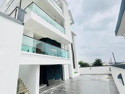 Magnificently Built 5 Bedroom Fully Detached Duplex with a Room BQ