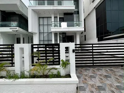 Fantastically Finished 5 Bedro9m Fully Detached Exotic Home with SW