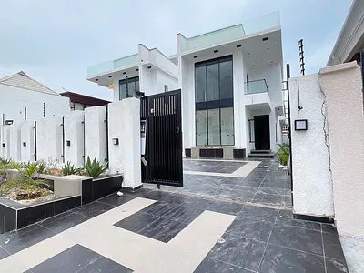 Luxury 5 Bedroom Fully Detached Duplex.