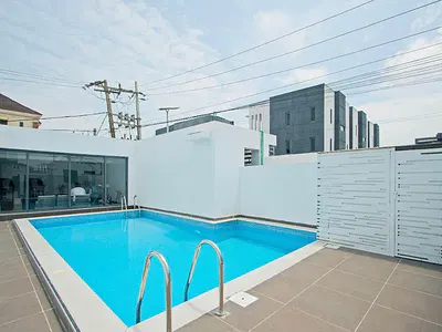 Spacious 2 Bedroom with Gym and Pool
