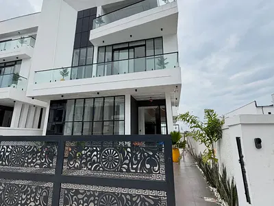 5 Bedroom Fully Detached House with a Room BQ and Spacious Living Room