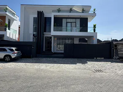 Gorgeous 5 Bedroom Duplex with a Pool and a BQ