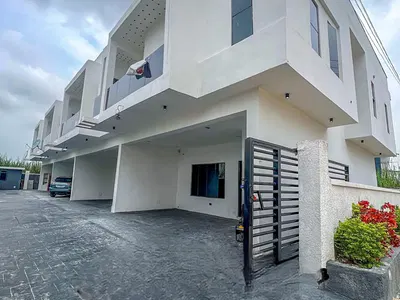 Spacious Contemporary 4-Bedroom Terrace