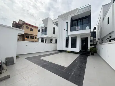 Lovely 5 Bedroom Detached House with Private Pool