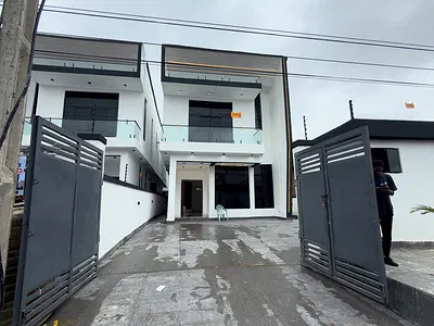 Well Build and Finish 5 Bedrooms with Pool