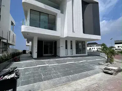 Luxury 6 Bedroom Fully Detached Duplex