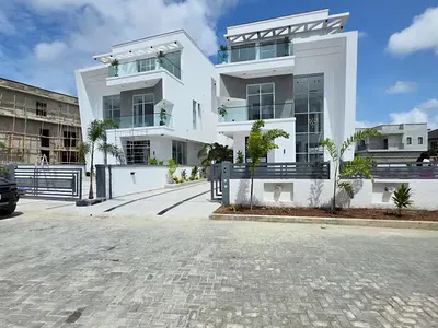 Luxuriously Built 5 Bedroom Detached Triplex with BQ, Pool, Cinema