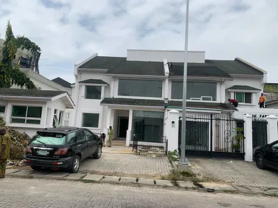 5 Bedroom Semi-Detached House with Penthouse Terrace