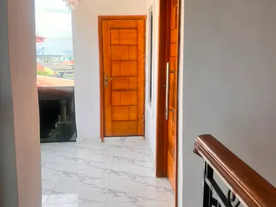 Luxury 2 Bedroom Flat Upstairs