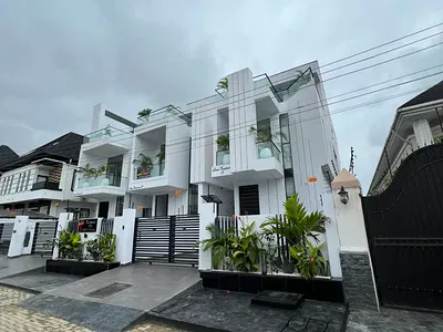 Contemporary 5 Bedroom Smart Home with Cinema, Swimming Pool and Roof