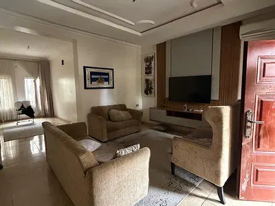 Luxury Spacious 3 Bedroom Apartment Ground Floor