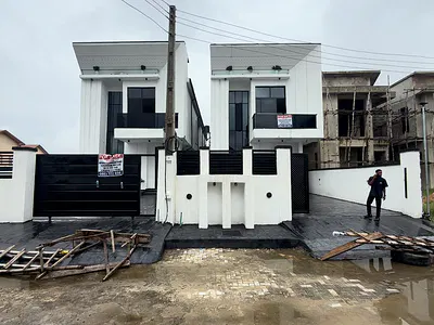 Well Build 5 Bedrooms Fully Detached Duplex