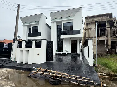 Well Build 5 Bedrooms Fully Detached Duplex