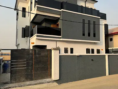 5 Bedroom Duplex 2basement All Room En-Suite *fitted Kitchen *TV