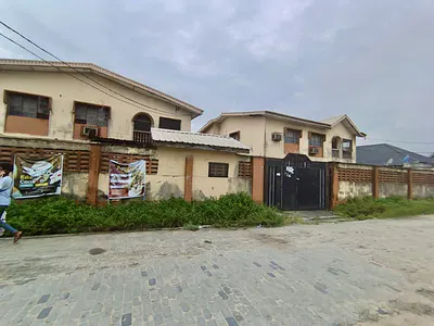 1370SQM with Demolishable Structures: 2 Plots Away From the Express