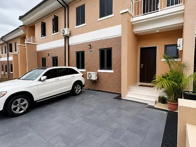 3 Bedroom Duplex+ BQ + Private Backyard