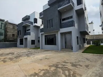 Newly Built & Serviced 5 Bedroom En-Suite Detached House