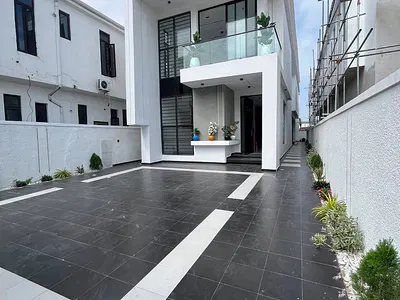 Luxury 5 Bedroom Fully Detached Duplex